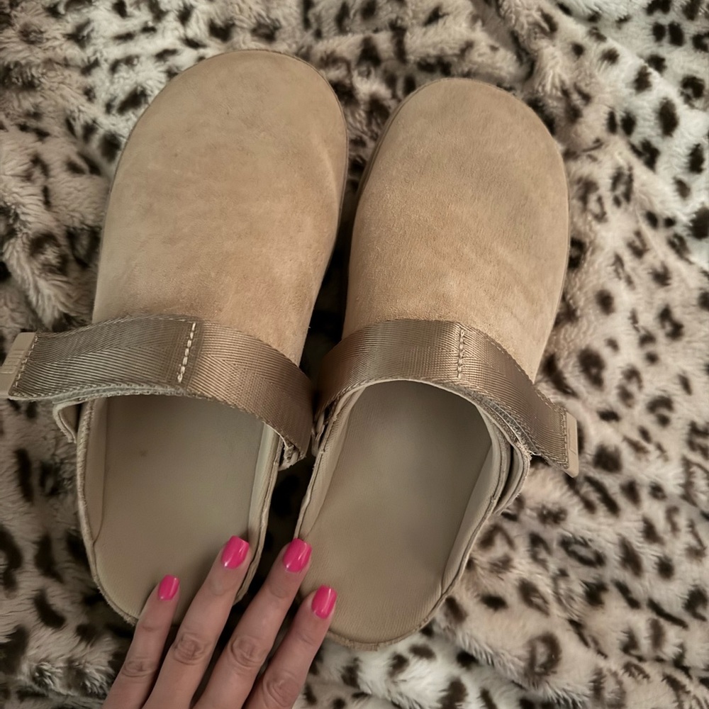 UGG Tan Slingback Slippers - Picture 3 of 9